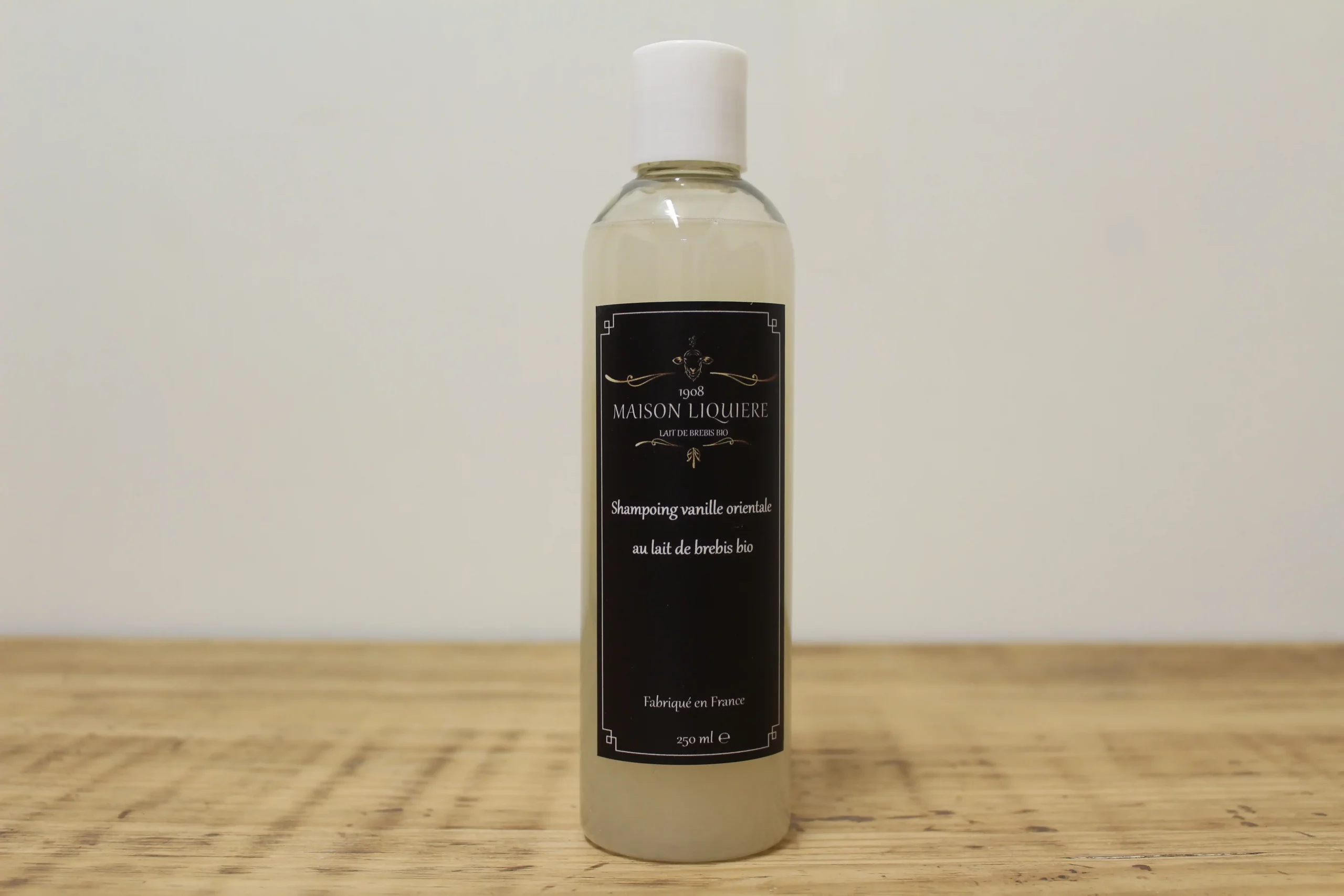 Oriental vanilla shampoo with organic sheep's milk
